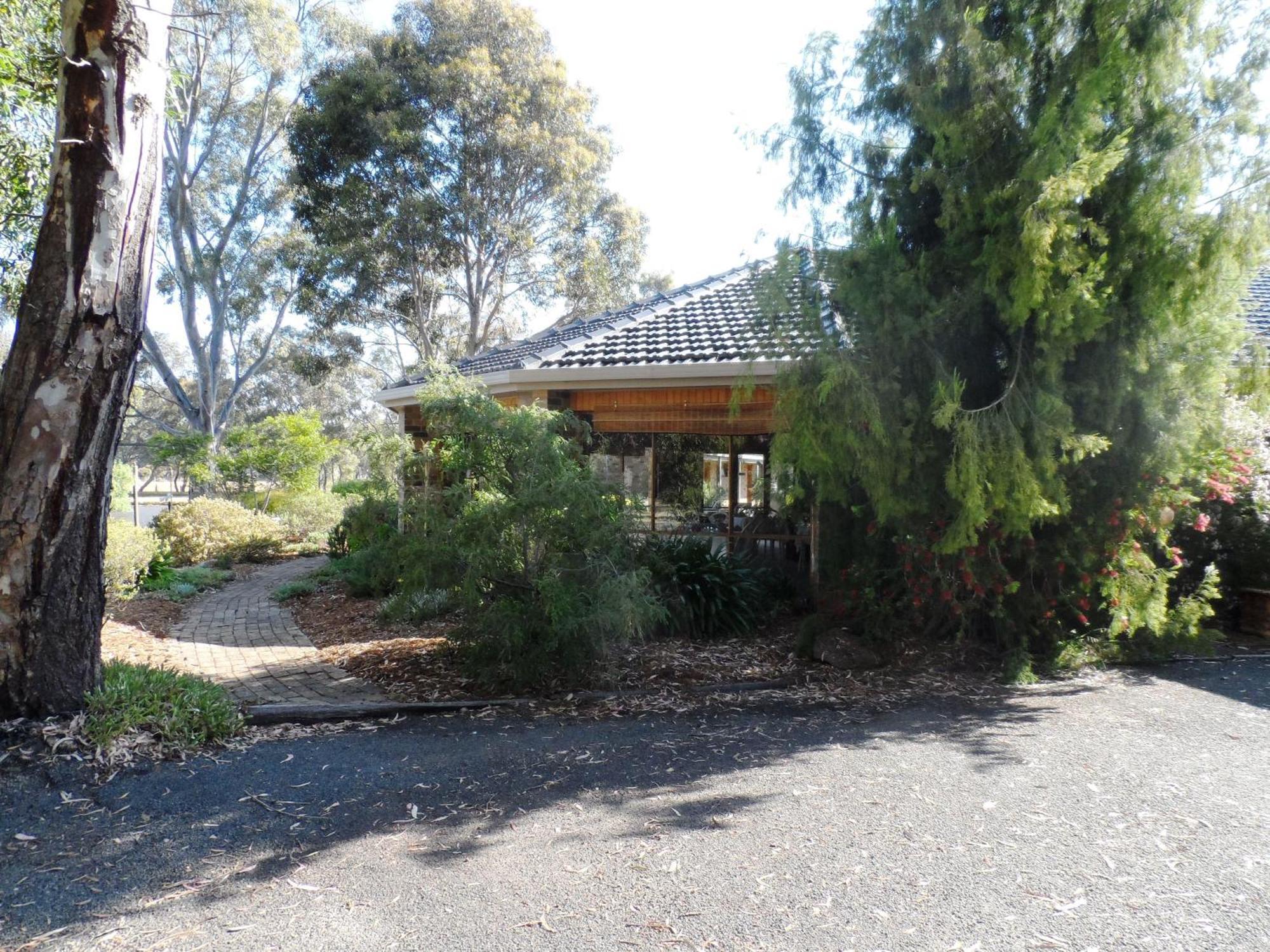 Magdala Motor Lodge & Lakeside Restaurant Stawell Exterior photo